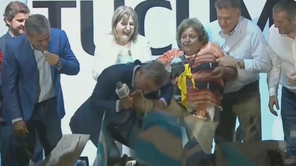 Macri le besó el pie a una mujer en una marcha del “Sí se Puede”