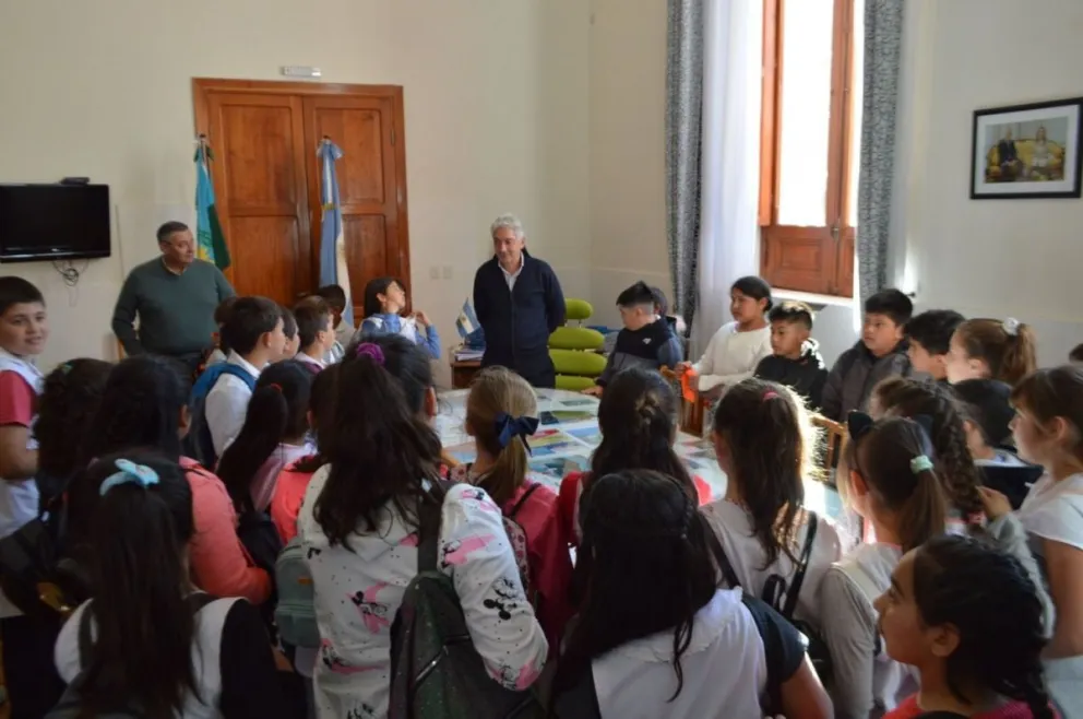 Alumnos de Villalonga visitaron el Palacio Municipal