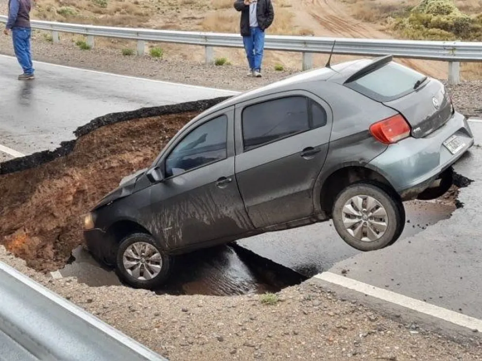 Cedió el asfalto y "se tragó" un auto en Neuquén