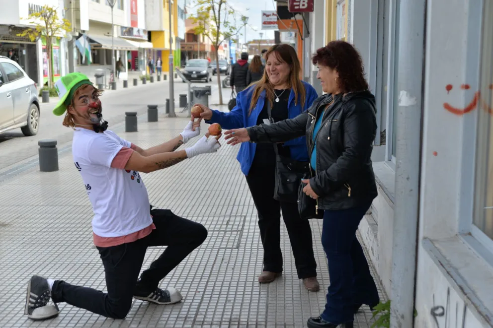 Se vivió una mañana diferente con el reparto de frutas en Viedma