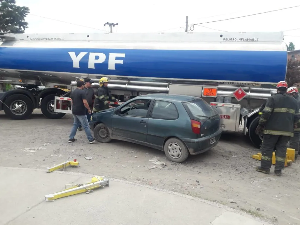 Un auto chocó un camión cisterna de combustible