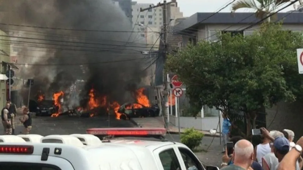 Cayó una avioneta en pleno barrio de Brasil: 3 muertos