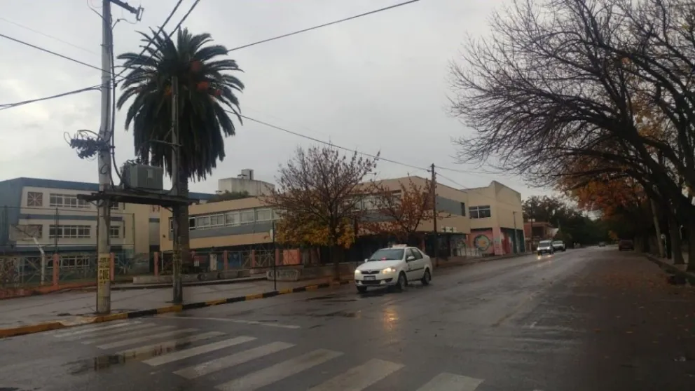 La lluvia produce algunos anegamientos en calles céntricas