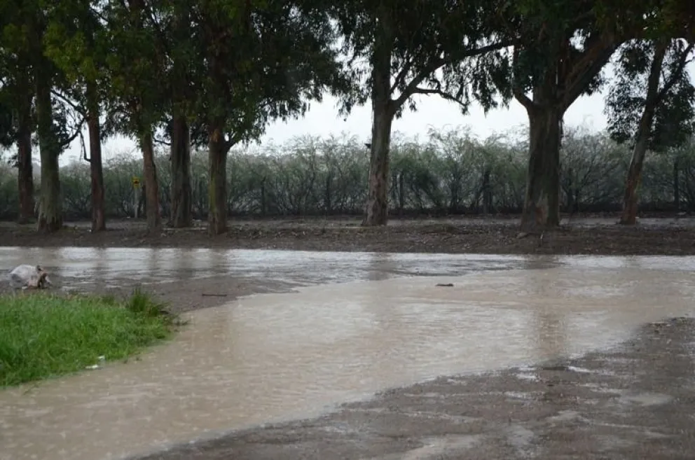 La lluvia generó problemas a una familia de Villa Lynch