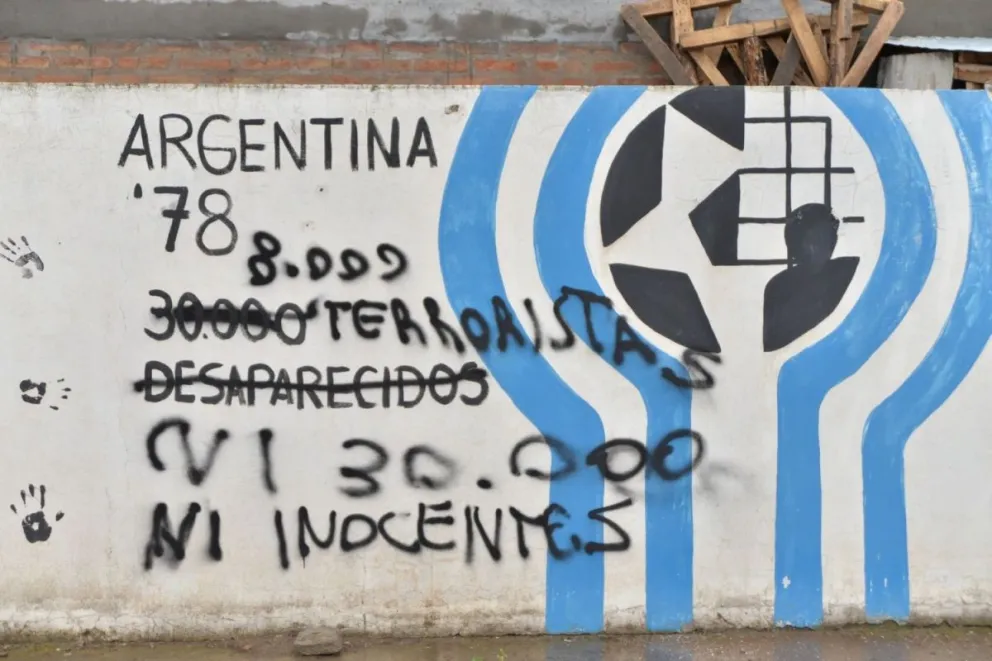 Repudiables pintadas  en un mural por la Memoria