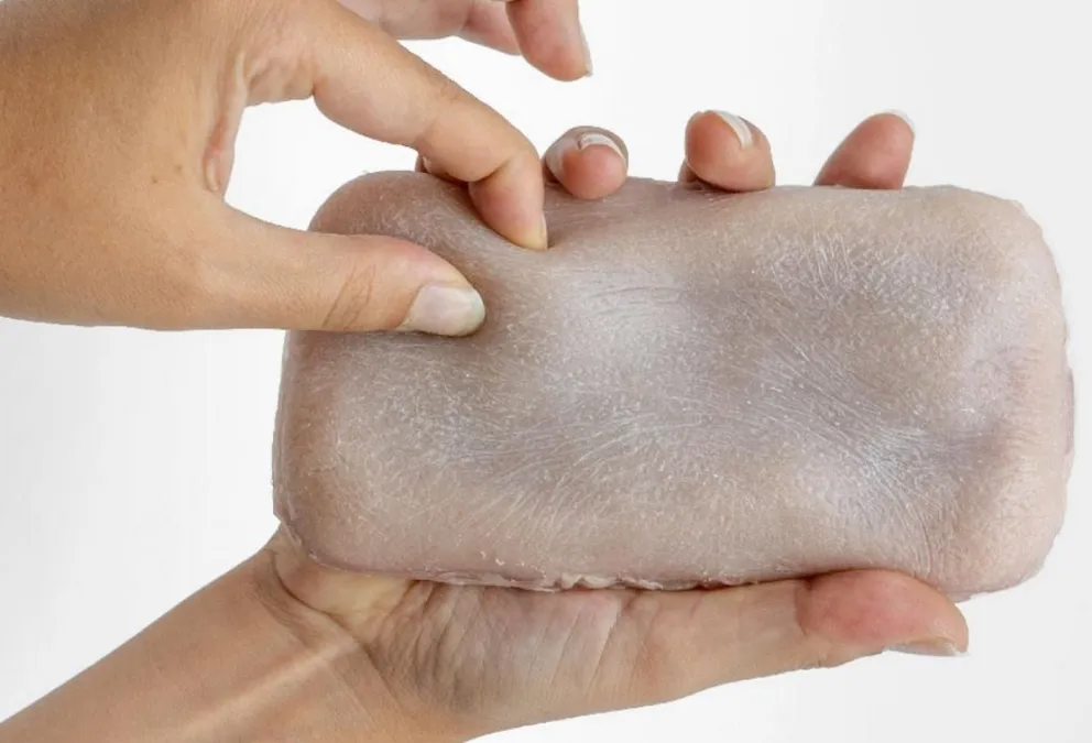 Crean funda para el móvil con piel artificial para pellizcar