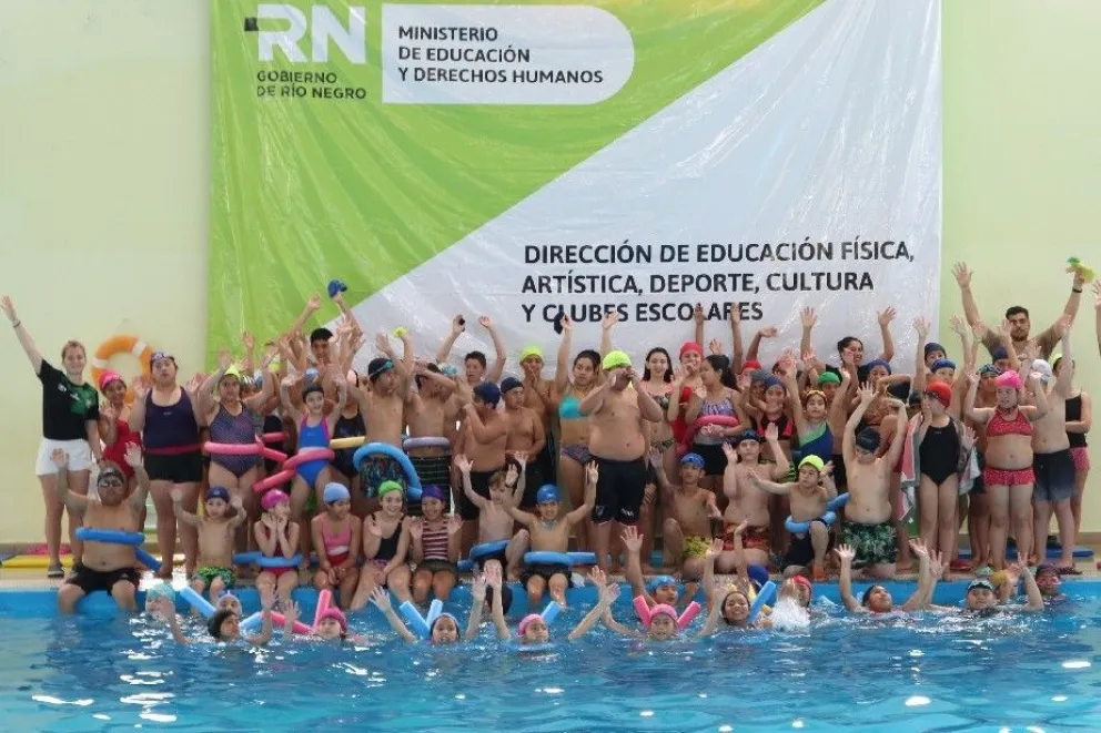 3000 estudiantes disfrutan de natación escolar en Viedma
