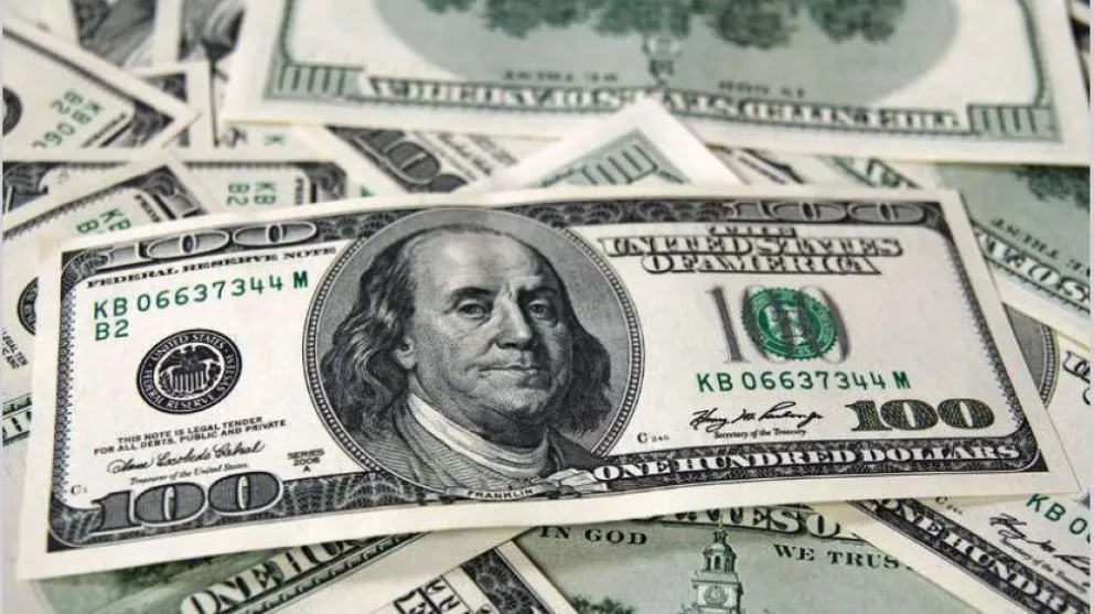 Antes de las elecciones, el dólar se disparó y cerró a 65 pesos
