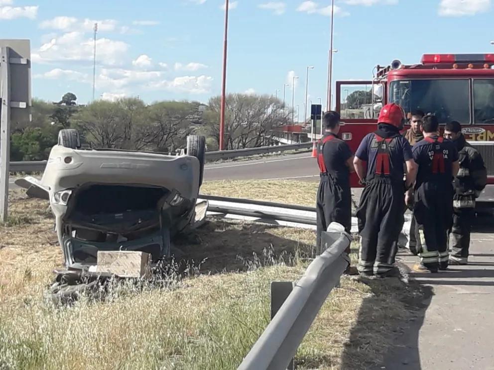 Impresionante vuelco sobre el Puente Nuevo