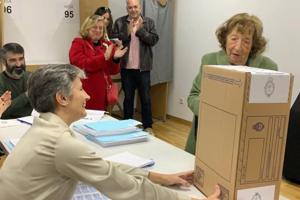Un ejemplo: con 93 años fue a votar en Madrid