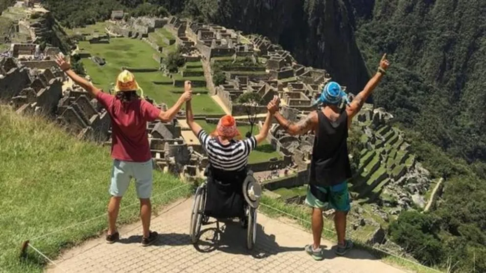 Llevó en brazos a su amigo para que conociera el Machu Picchu
