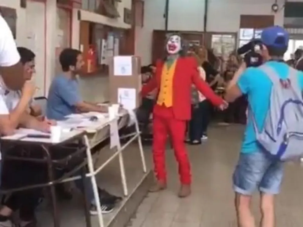 Votó vestido de "El Guasón" y largó la clásica carcajada