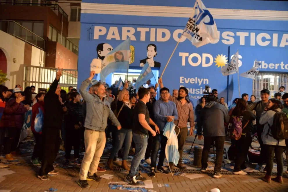 Hay festejos en el bunker del Frente de Todos de Viedma