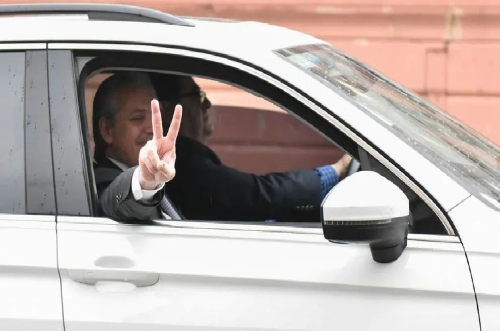 Fernández fue a la Rosada y se reunió con Macri