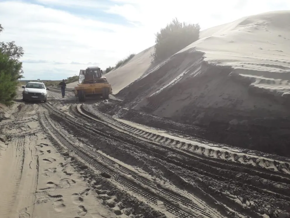 Se avanza en el despeje de arena en la entrada al Pescadero