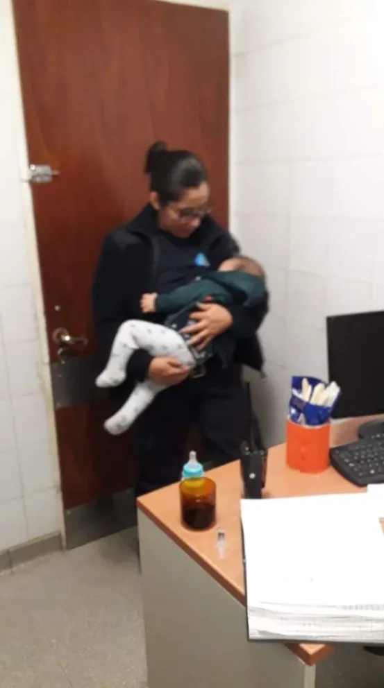 Una policía amamantó a un bebé que fue golpeado