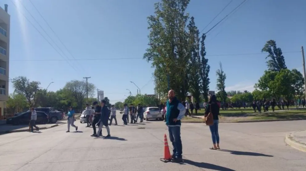 Preocupan en Roca las amenazas de bomba en las escuelas
