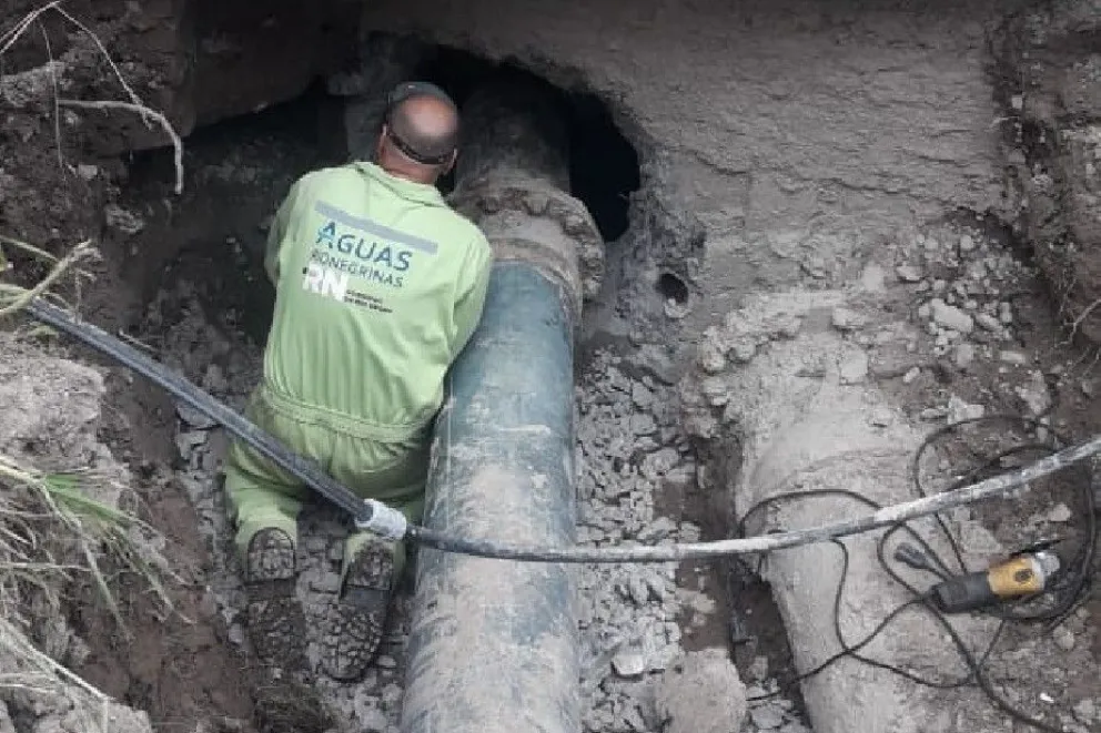 Recambio de importante cañería cloacal en Roca