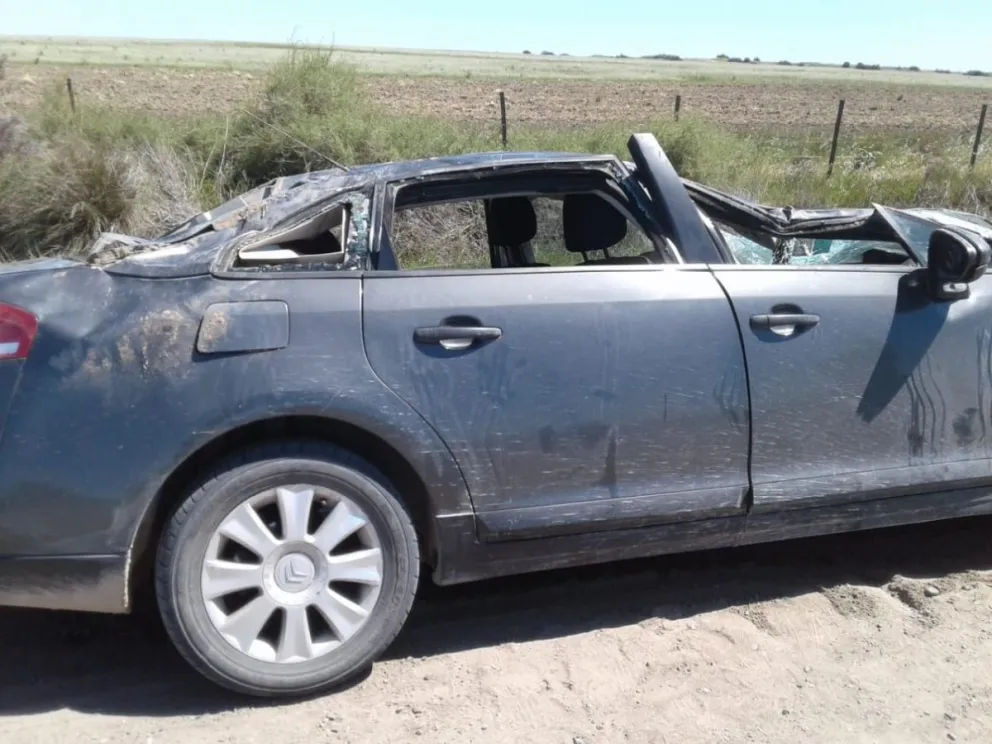 Una familia bahiense volcó en el camino a San Blas
