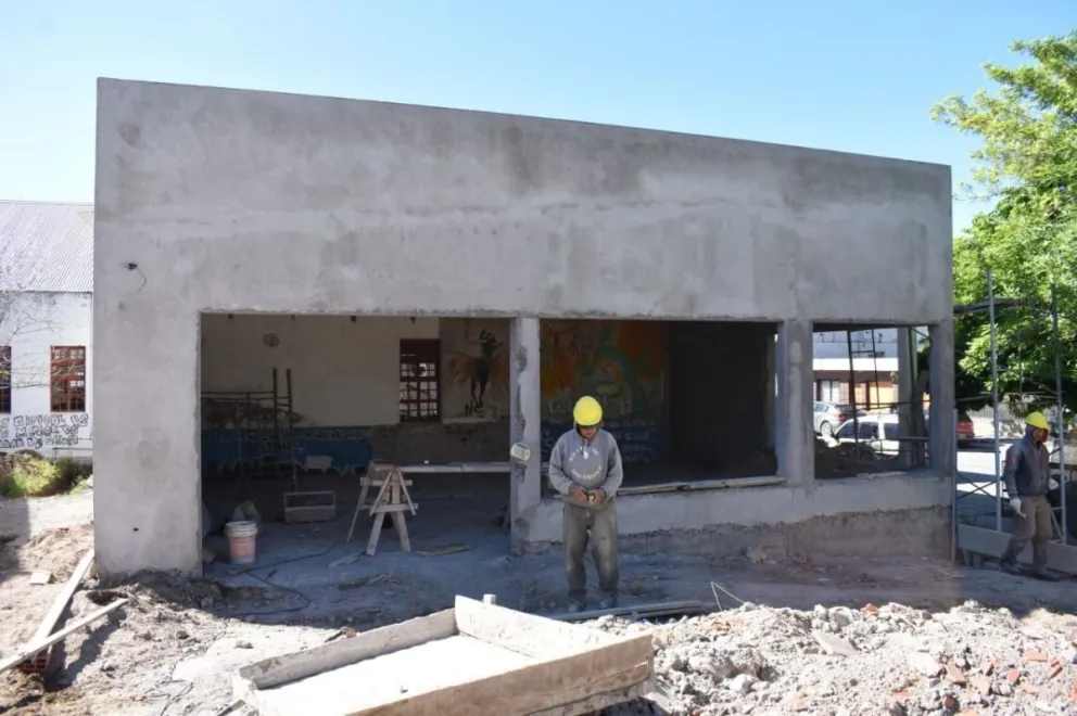 Avanza la construcción del SUM de la escuela Malvinas