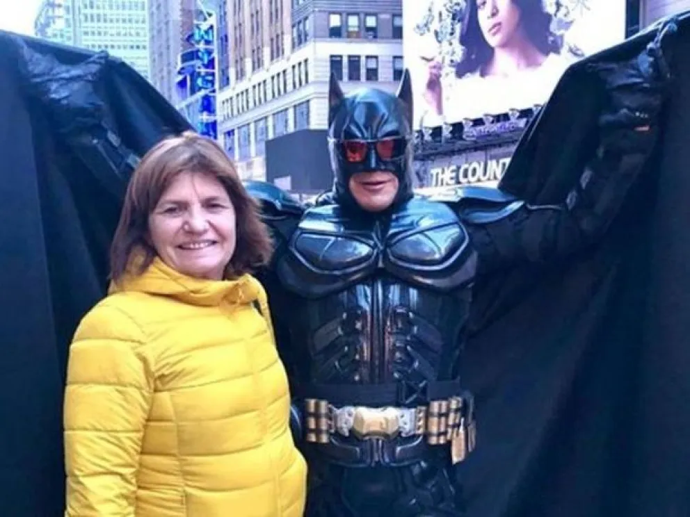 Patricia Bullrich y Batman cantaron “Vamos a volver”