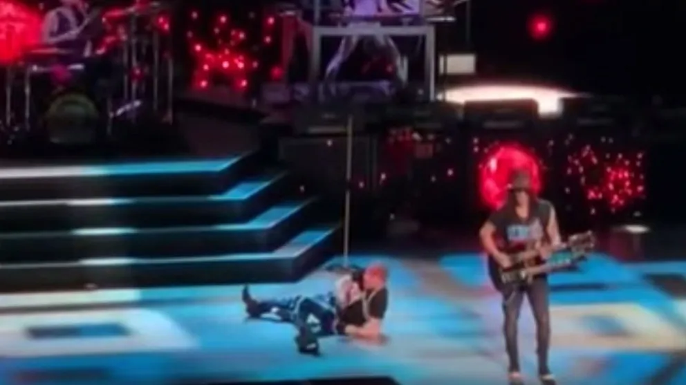 Axl Rose se cayó en pleno recital de Guns N ‘Roses