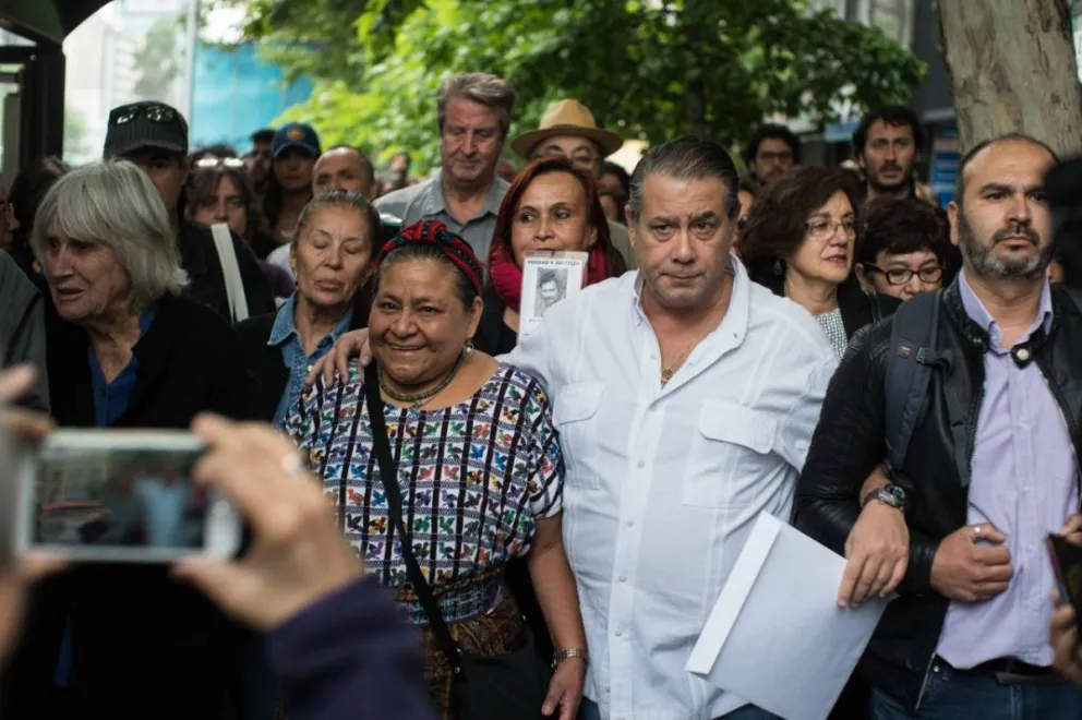Guillermo Whpei y Rigoberta Menchú entregaron al presidente Piñera un petitorio exigiendo "detener la violencia policial y militar" en Chile