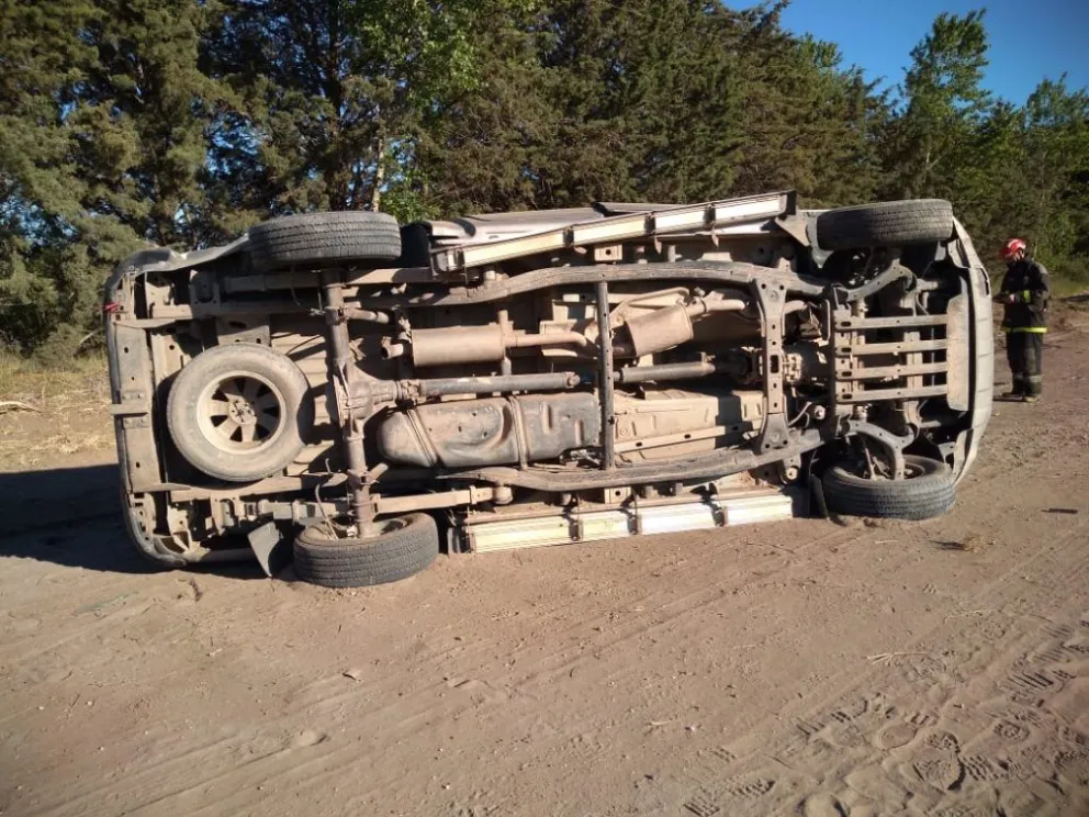 Manejaba alcoholizado y volcó su camioneta