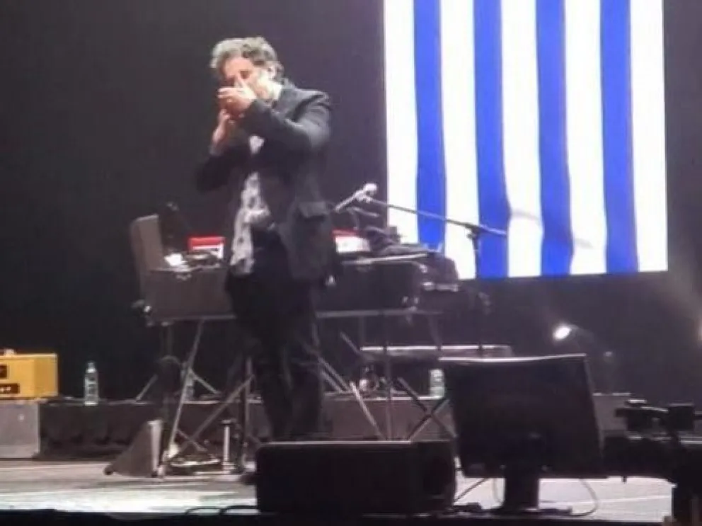 Sanción: Andrés Calamaro fumó marihuana durante un show