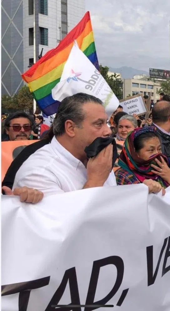 Rigoberta Menchú y Guillermo Whpei, fueron agredidos por la policía chilena