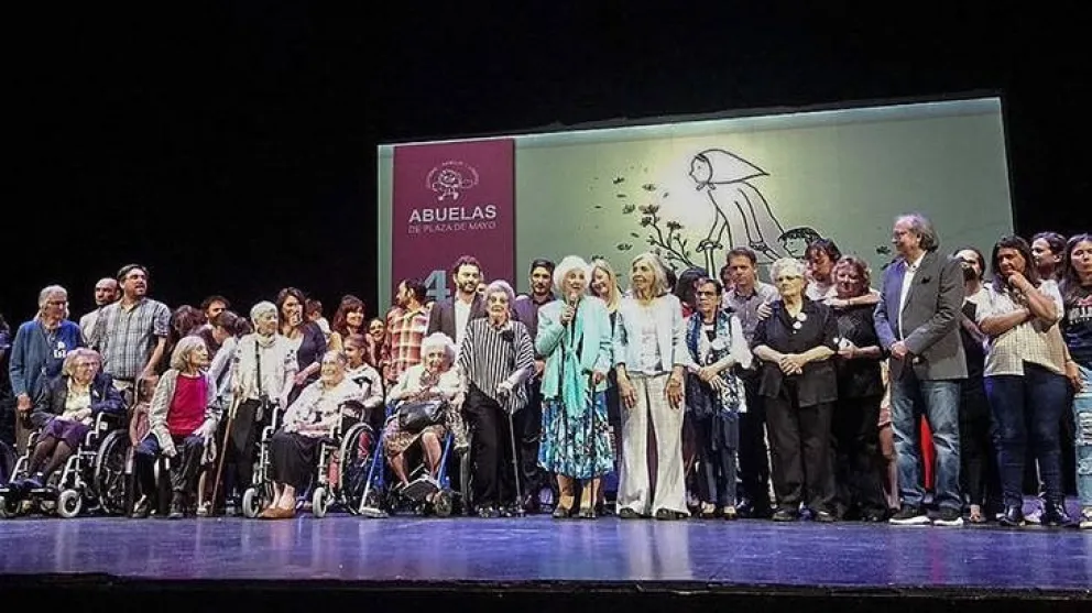 42 años de lucha: las Abuelas de Plaza de Mayo festejaron junto a Serrat