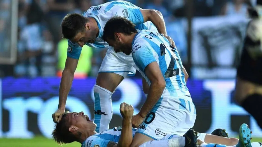 Racing le ganó a Huracán y se acercó a la cima