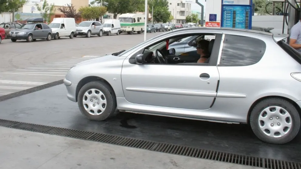 Fin al congelamiento del precio de los combustibles: subieron 5%