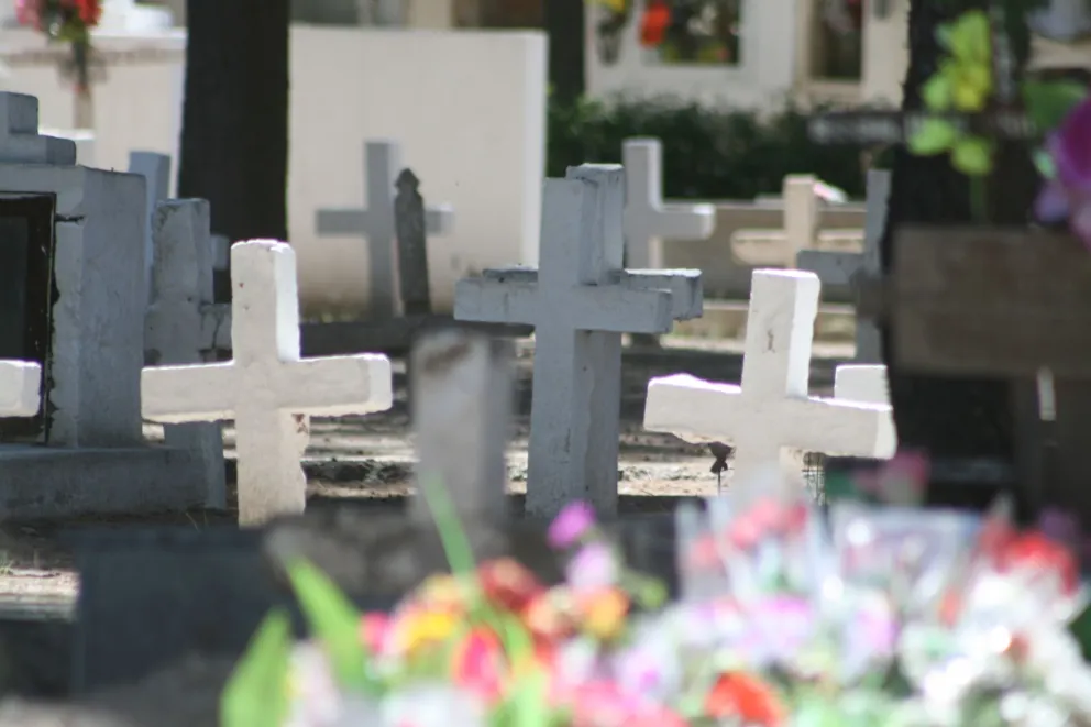 Murió su padre y la última pareja les negaba la llave de su nicho