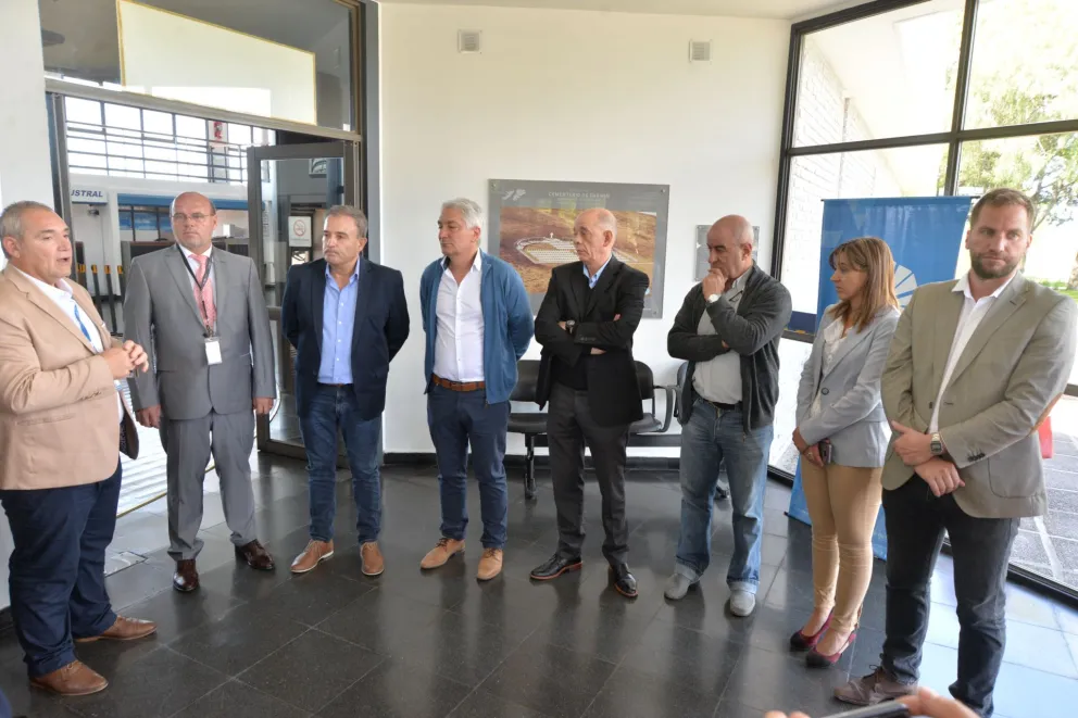 El aeropuerto local celebró sus 50 años con promesas de reformas