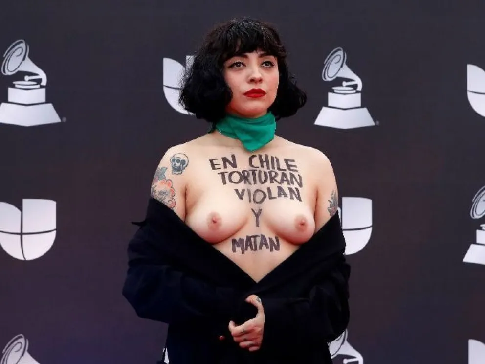 Latin Grammy: cantante chilena protestó en topless