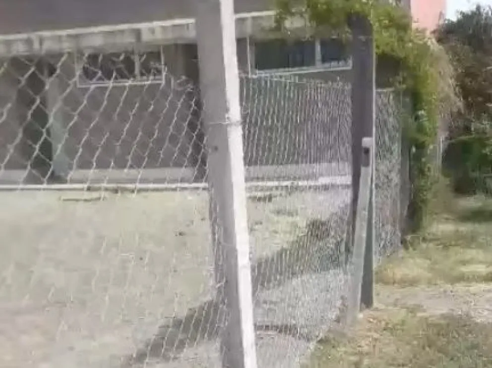 El Consejo Escolar repuso el alambrado robado en un jardín