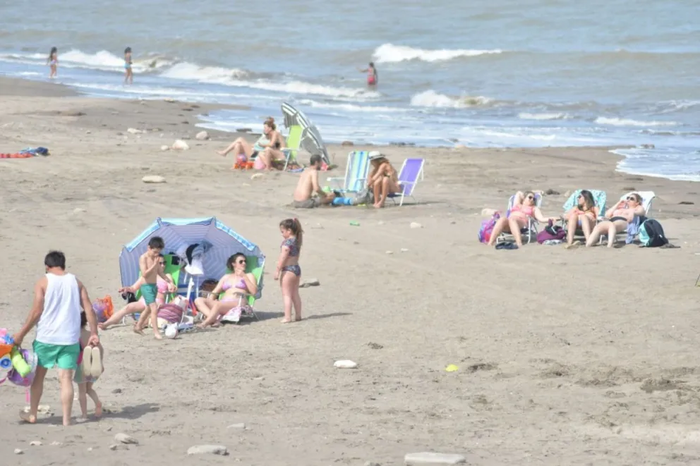 Un buen número de familias sobrellevó el calor con el mar