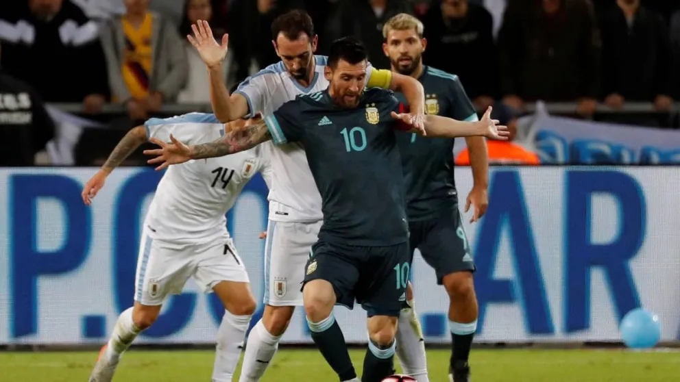 Con un gol de Messi , Argentina igualó 2-2 ante Uruguay