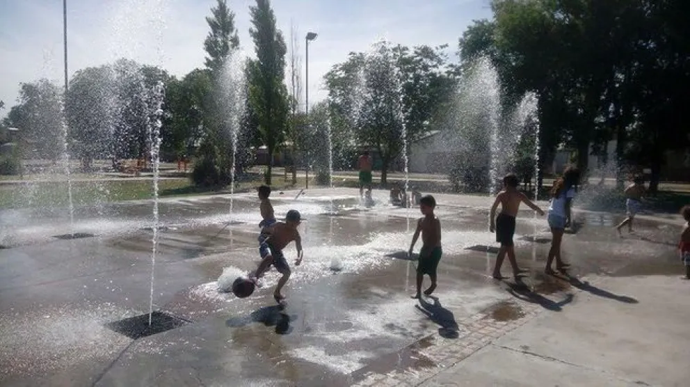 La temperatura alcanzó los 35 grados y seguirá el fuerte viento
