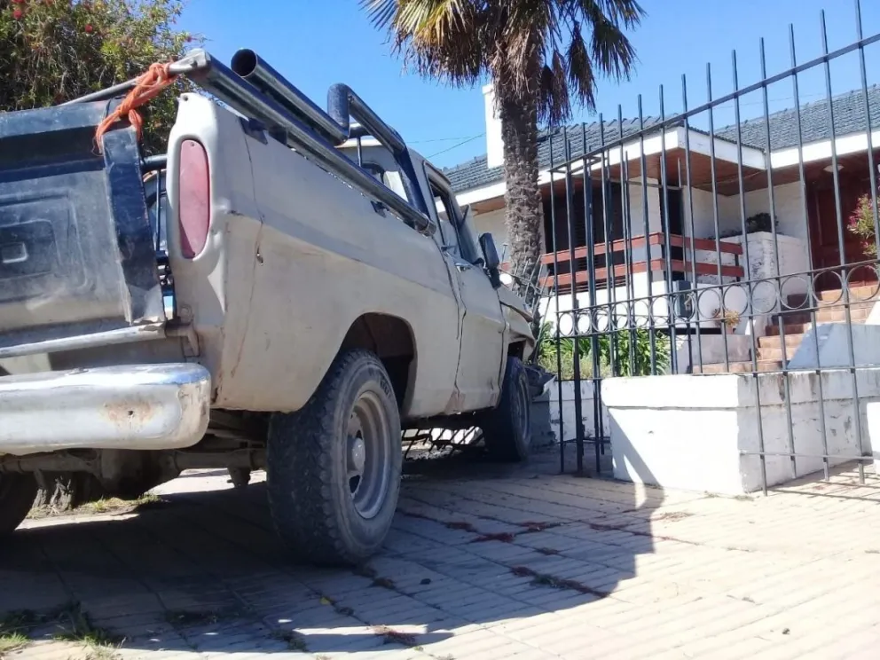 Un camión chocó a una camioneta y destruyó las rejas de una casa