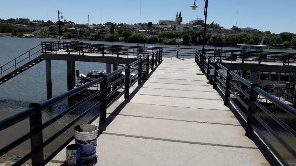 Realizan tareas de mantenimiento en el muelle de lanchas