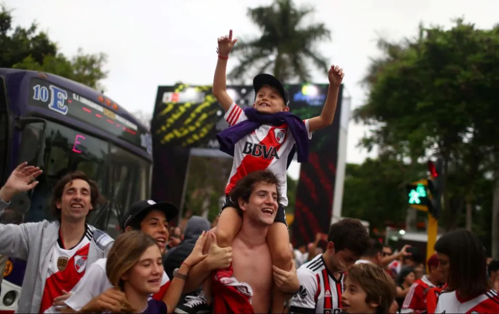 Impresionante banderazo riverplatense en Lima