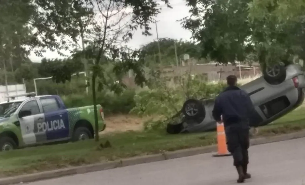 Tremendo vuelco en la avenida Juan de la Piedra