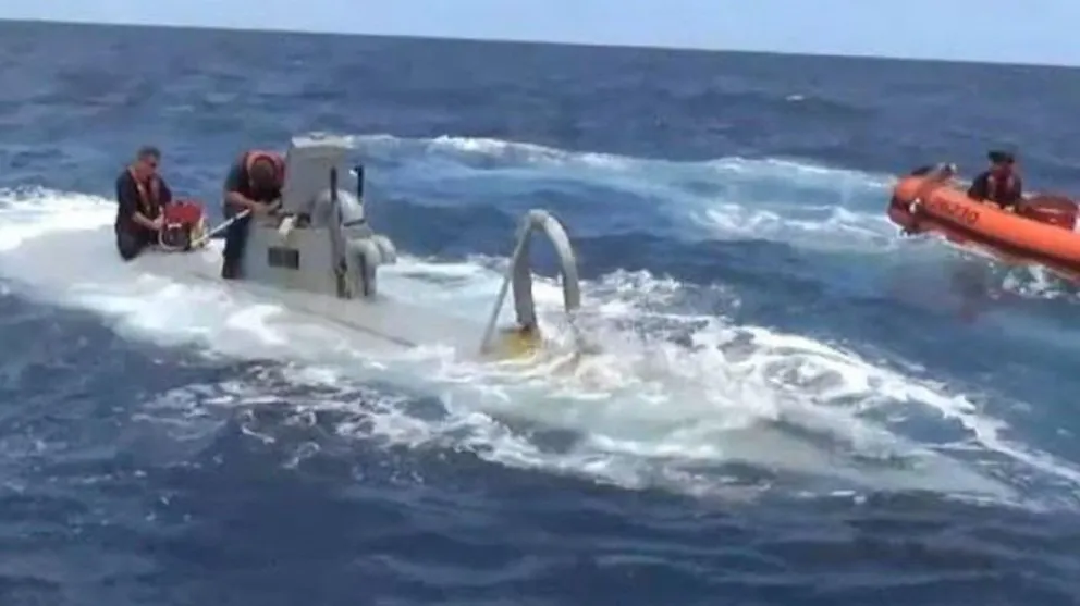 Intentan reflotar un “narcosubmarino” en España