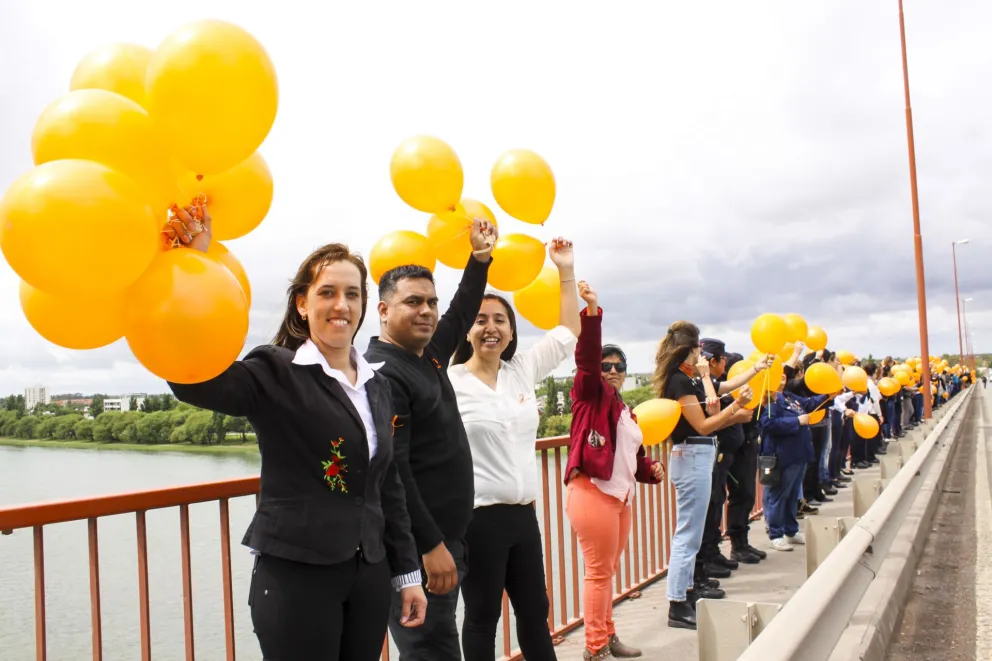 Abrazo solidario en el puente por la no violencia contra la mujer