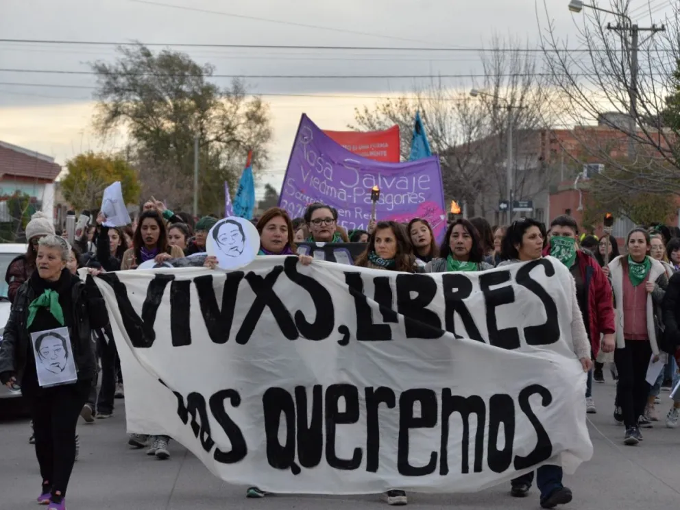 Concentración y marcha contra la violencia de género en plaza Alsina