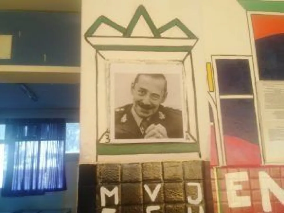 Repudio: pegaron una foto de Videla en un mural de Madres de Plaza de Mayo