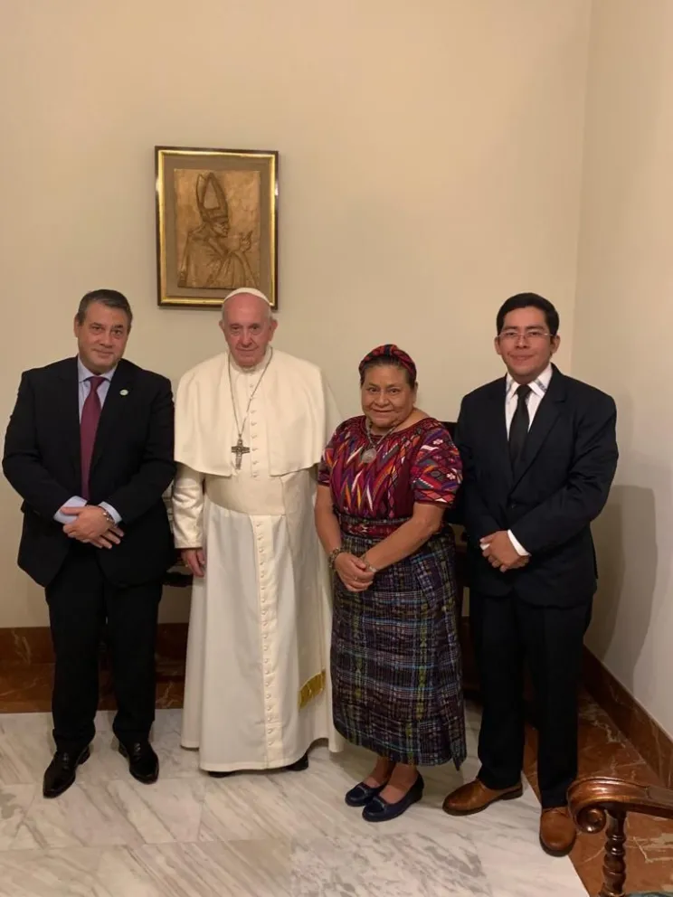 Francisco recibió a Rigoberta Menchú y a Guillermo Whpei, con eje en la crisis en Chile