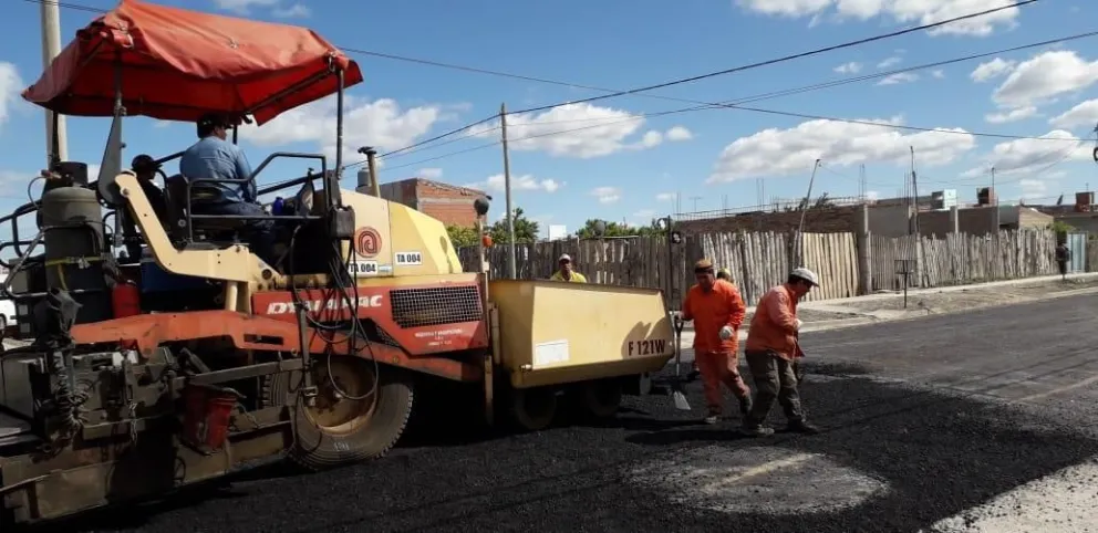 Asfaltan el acceso al barrio 30 de Marzo